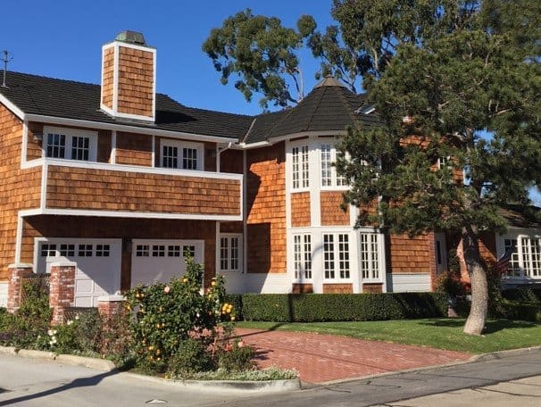 A house with neutral Shiloh brown siding. 