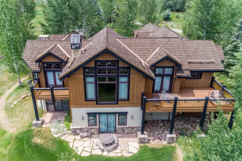 A pitched roof on a Colorado hom ein the moutains.