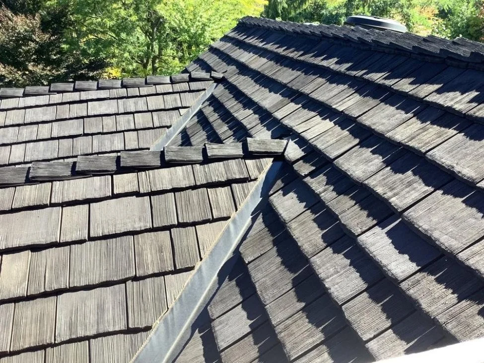 CEDUR Shiloh synthetic roof shakes on a home in Canada.