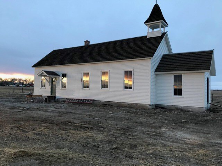 An image of the East Farmington Schoolhouse in Montana.