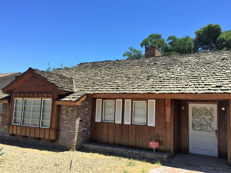 old-damaged-ugly-wood-shake-roof-in-las-vegas-nevada-before-cedur-roofing-installation.jpg