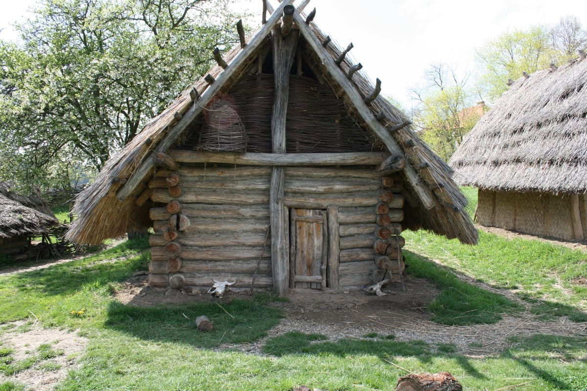 old-wooden-structure-log-cabin-example.jpg